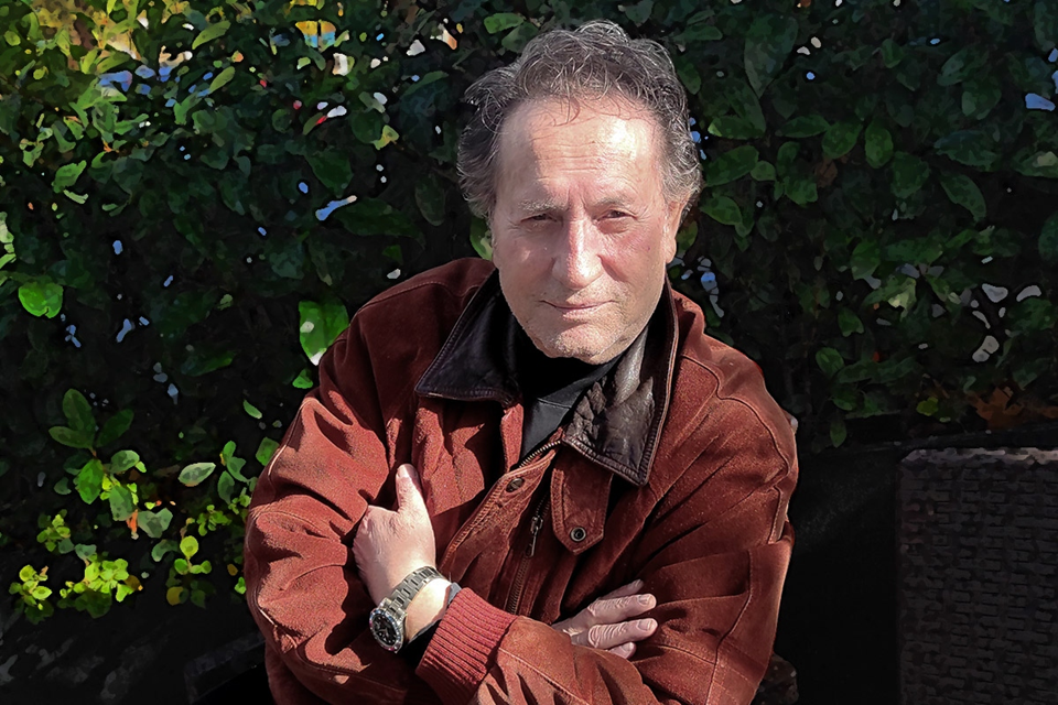 Στο «σφυρί» βγαίνουν τρία ακίνητα του Μάκη Χριστοδουλόπουλου