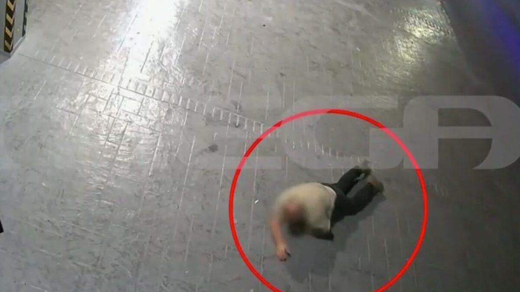 Δείτε τη στιγμή που ο 20χρονος γιος επιχειρηματία παρασέρνει με το αυτοκίνητό του τον αστυνομικό (βίντεο)