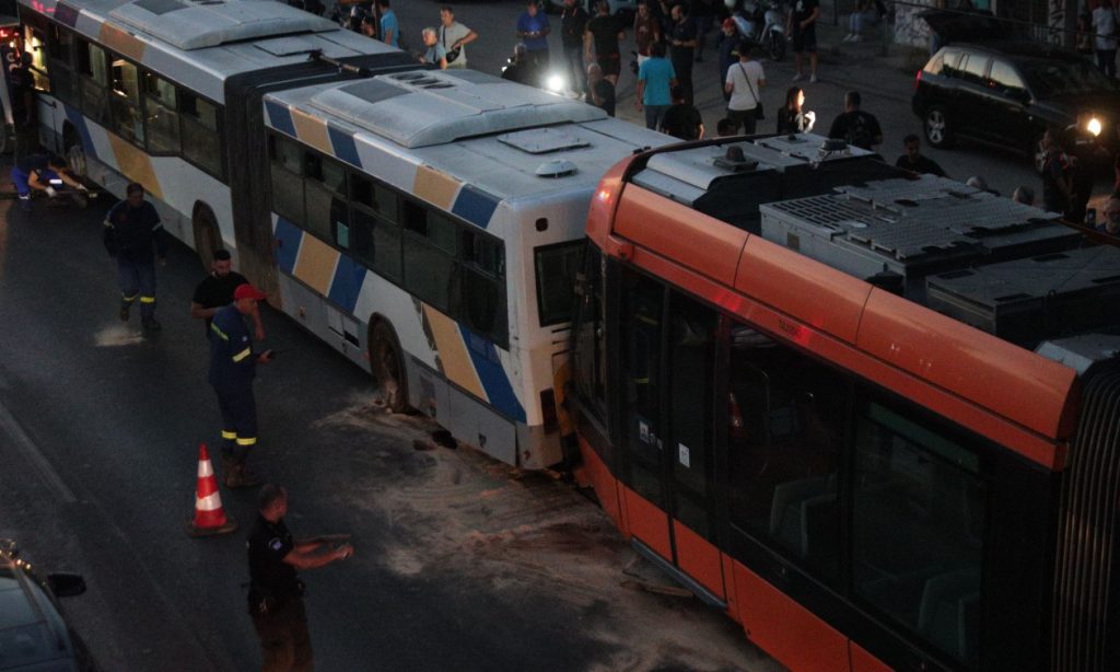 Νέα στοιχεία για το ατύχημα στον Πειραιά: Λιπόθυμο εντόπισε ο οδηγός του λεωφορείου τον συνάδελφό του στο τραμ