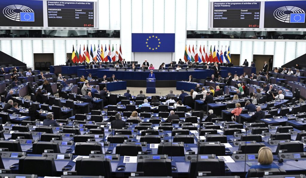 Ένταση στο Ευρωκοινοβούλιο για τον Τσάρλι Κερκ: Η Ρ.Μέτσολα απέρριψε αίτημα για ενός λεπτού σιγή (βίντεο)