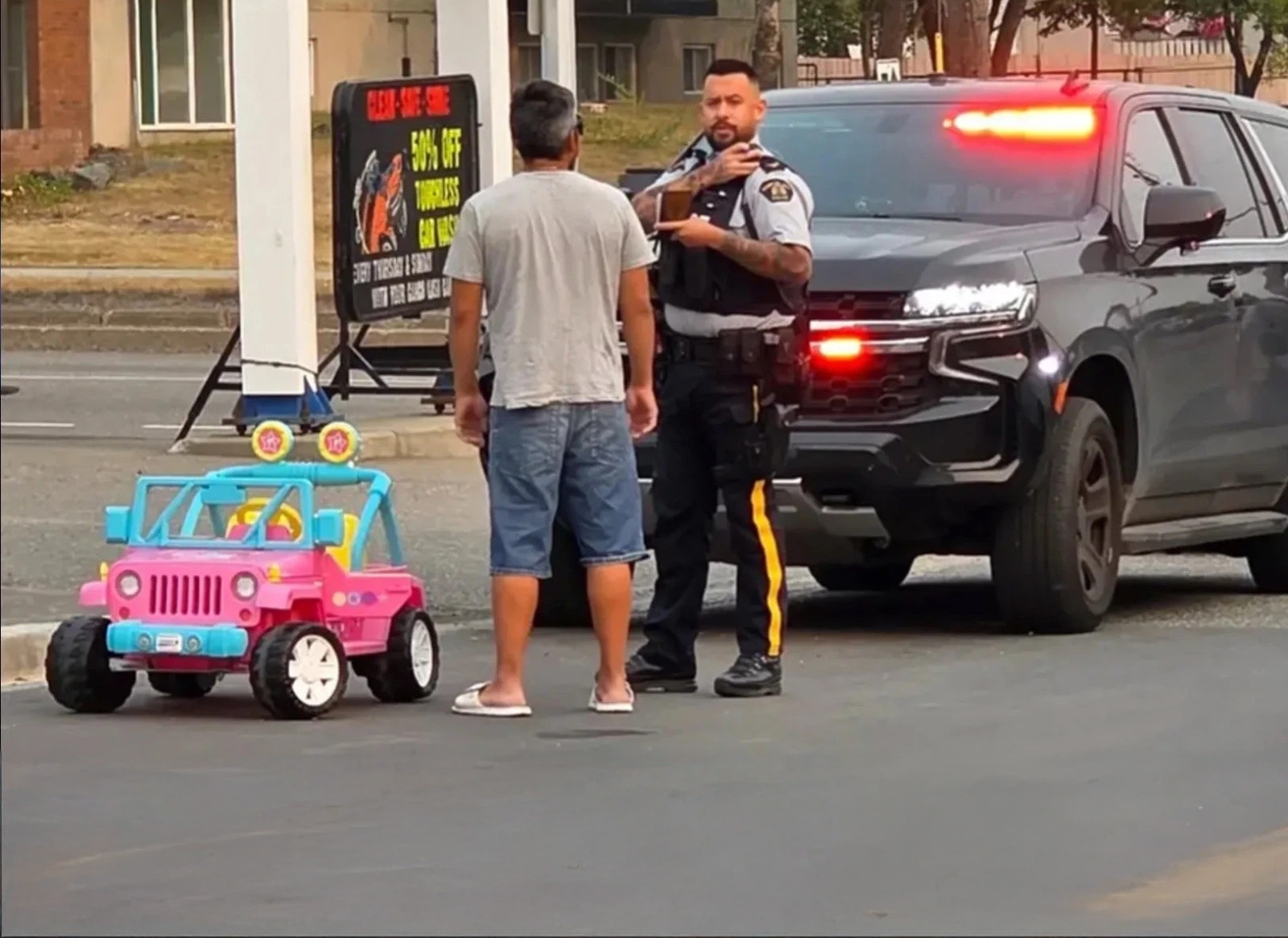 Βγήκε στον δρόμο με αυτοκινητάκι Barbie και τον τσάκωσαν (βίντεο)