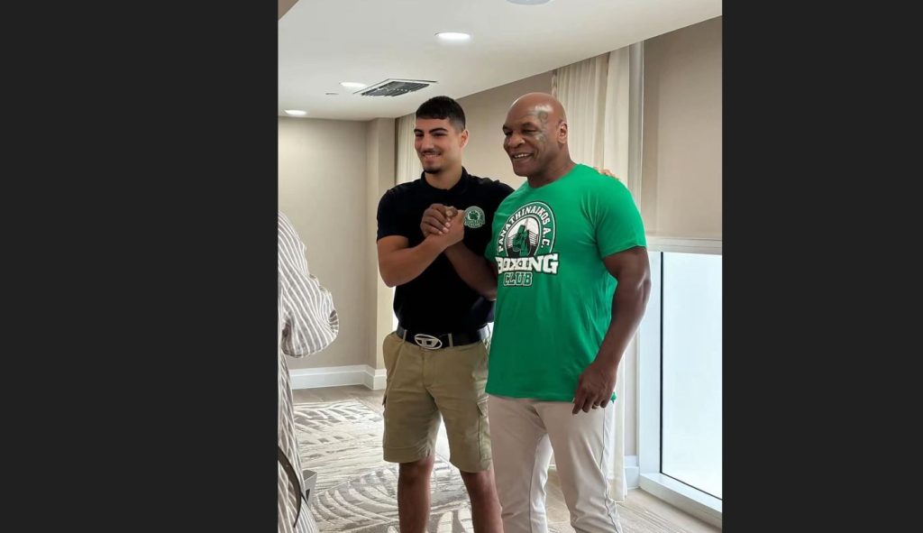 Ο Μ.Τάισον ποζάρει με τη φανέλα του Παναθηναϊκού και τον Γ.Τζαβάρα!