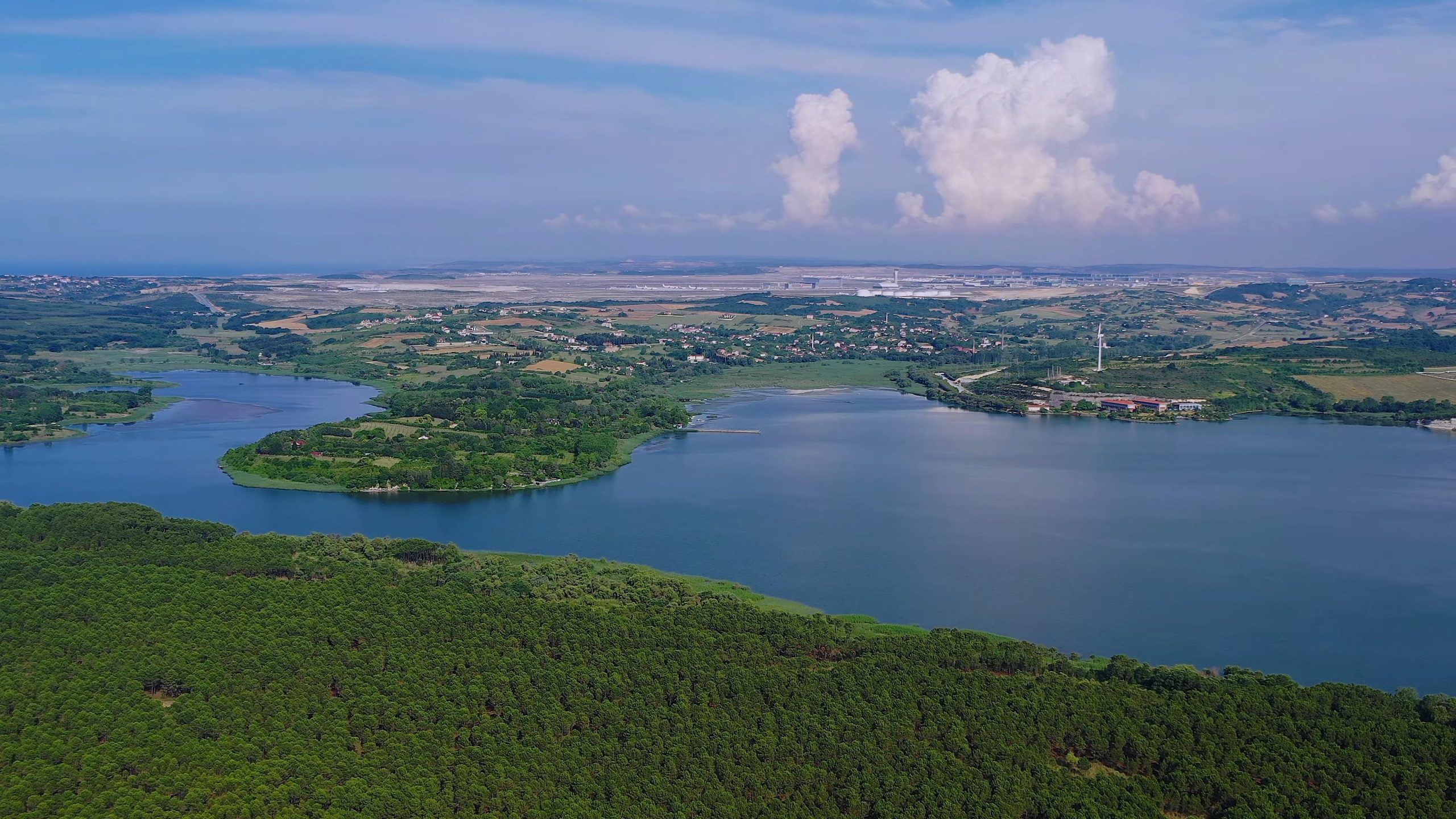 Ανησυχητικές εικόνες από τη λίμνη Τέρκος: Έγινε «πράσινη» η μεγαλύτερη πηγή πόσιμου νερού της Κωνσταντινούπολης