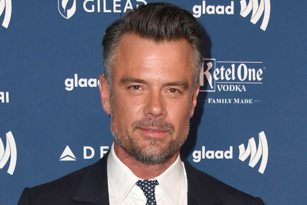 Τζος Ντουχάμελ: Η «Καλύβα της Αποκάλυψης» στο δάσος – Πώς προετοιμάζεται ο ηθοποιός για τη καταστροφή