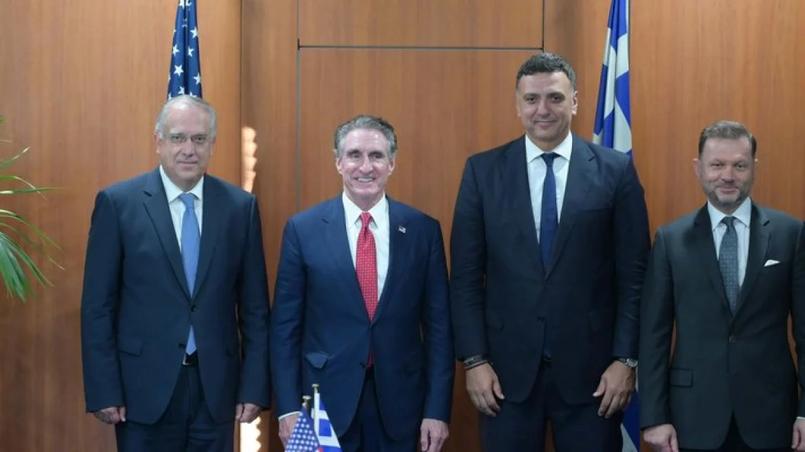 Επίσκεψη του Αμερικανού υπουργού Εσωτερικών στα Ναυπηγεία Ελευσίνας