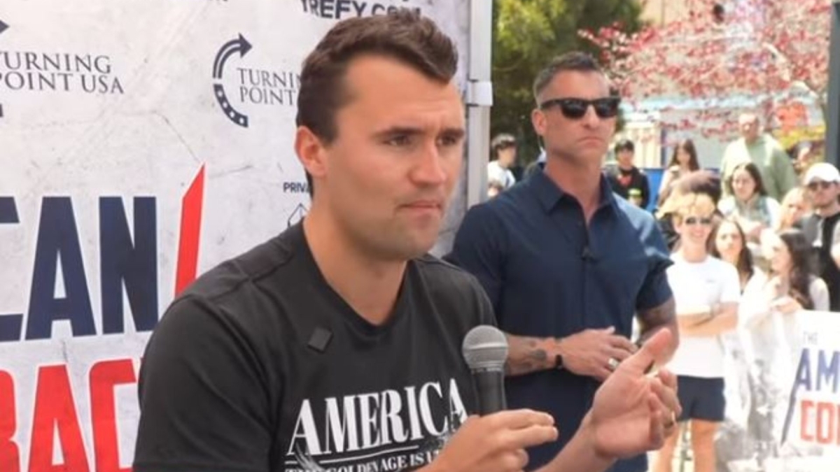 Βίντεο: Η στιγμή που δύο άνδρες κάνουν περίεργα «σήματα» λίγο πριν την εν ψυχρώ δολοφονία του Τσάρλι Κερκ