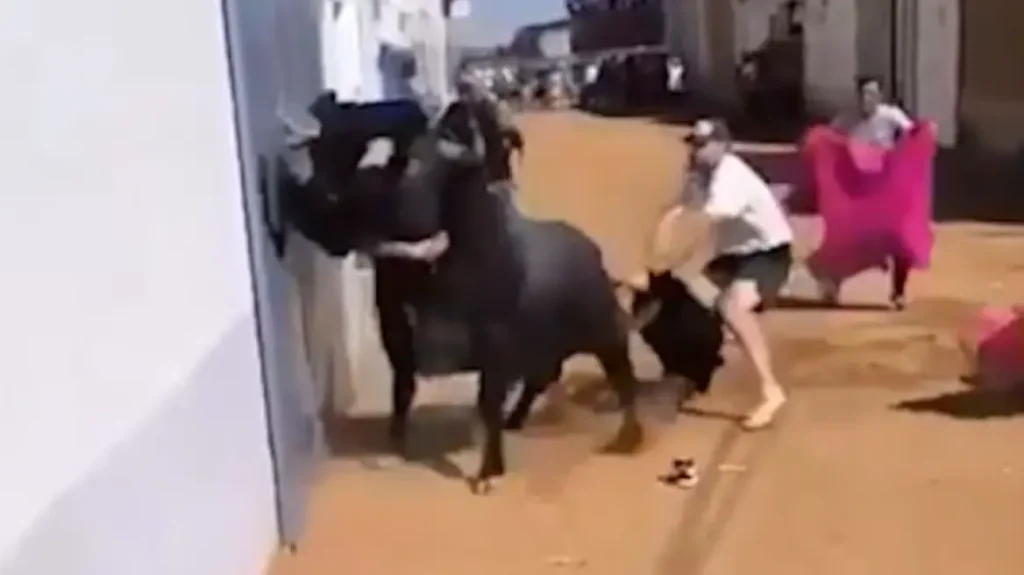 Ισπανία: H στιγμή που ταύρος καρφώνει με τα κέρατά του 17χρονο σε φεστιβάλ και τον εκτινάζει! (βίντεο)