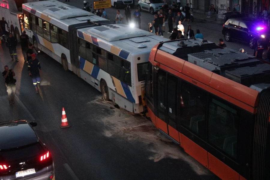 Πειραιάς: Σύγκρουση τραμ με λεωφορείο του ΟΑΣΑ – 25 τραυματίες