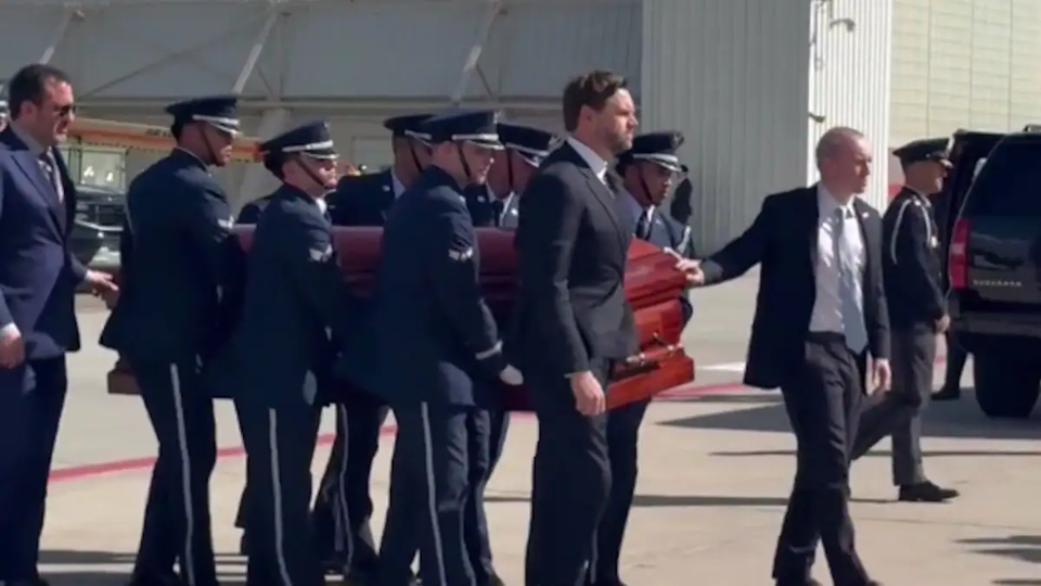 Τζέι Ντι Βανς: Ο αντιπρόεδρος των ΗΠΑ μετέφερε το φέρετρο με τη σορό του Τσάρλι Κερκ (βίντεο)