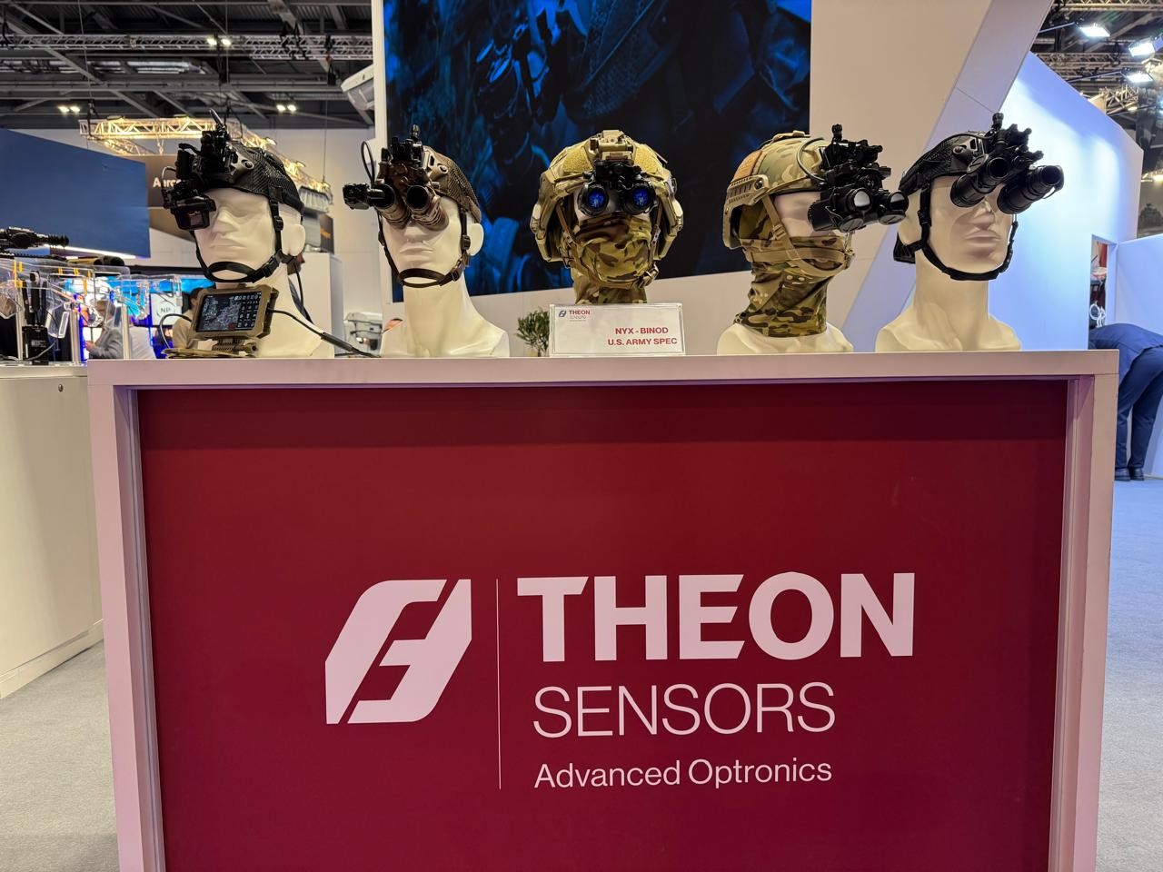 THEON INTERNATIONAL: Στην έκθεση DSEI London 2025 το διεθνές πρωτοποριακό σύστημα νυχτερινής όρασης NYX-BiNOD