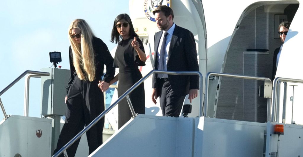 Χέρι-χέρι με την Ο.Βανς η χήρα του Τ.Κερκ στην πρώτη της εμφάνιση μετά τη δολοφονία του συζύγου της (βίντεο) 