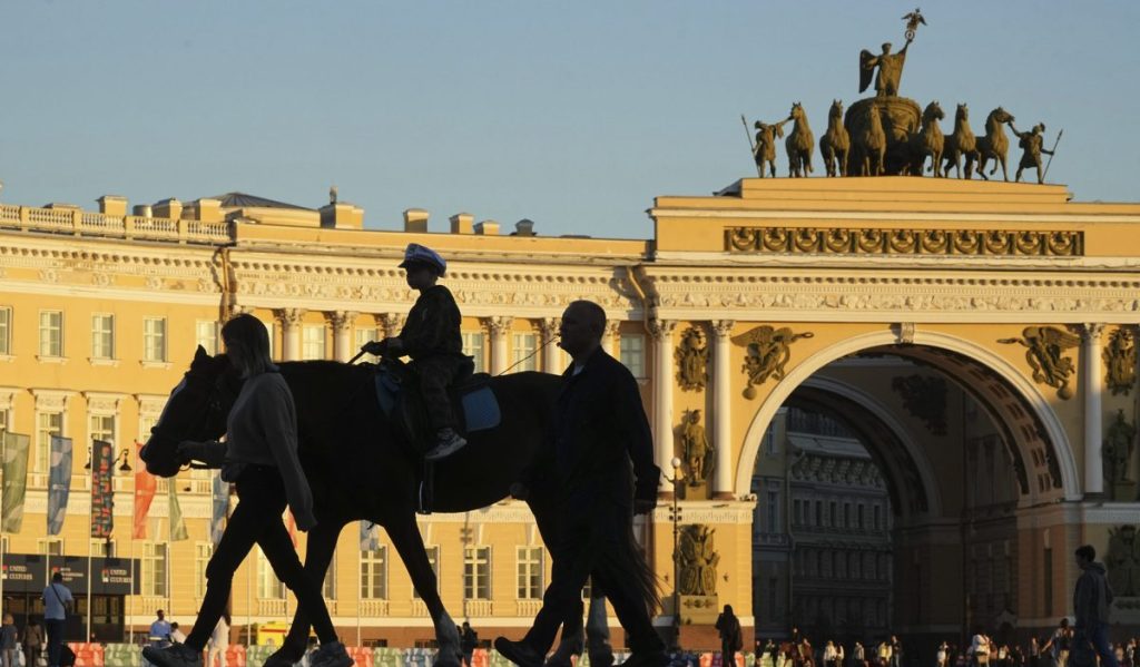 Ρωσία: Πλήθος πολιτών στα αποκαλυπτήρια μνημείου για τους πεσόντες στον πόλεμο στην Ουκρανία