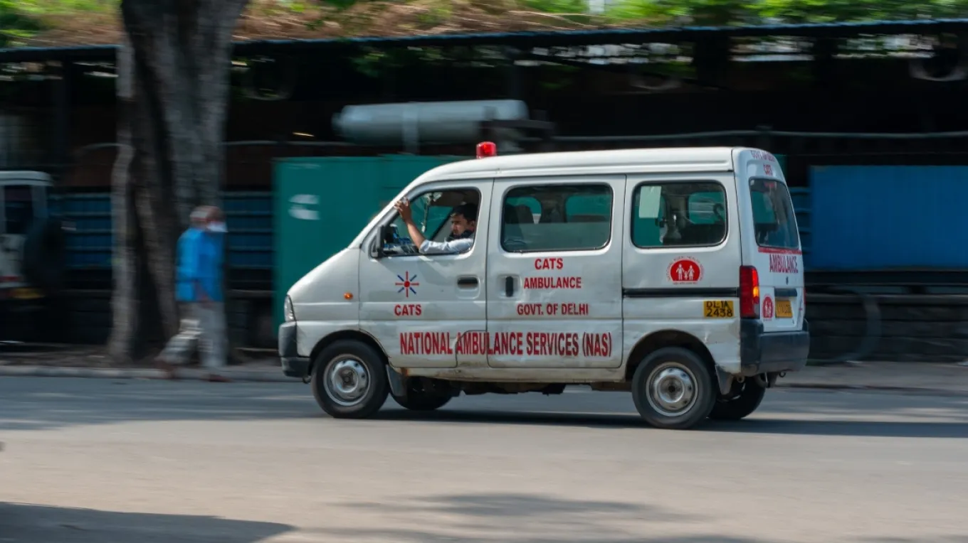 Βίντεο: H στιγμή που φορτηγό πέφτει πάνω σε πλήθος πιστών στην Ινδία – Τουλάχιστον 8 νεκροί (σκληρές εικόνες)