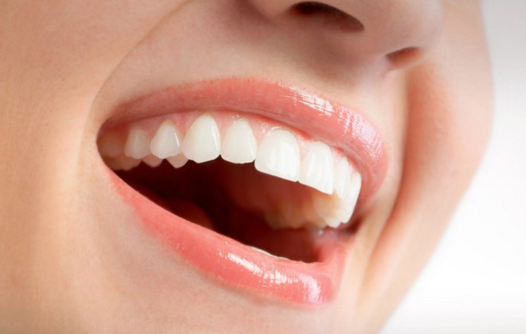 Αυτές είναι οι επτά τροφές που λευκαίνουν τα δόντια