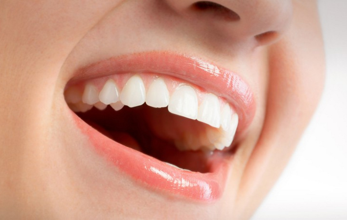 Αυτές είναι οι επτά τροφές που λευκαίνουν τα δόντια