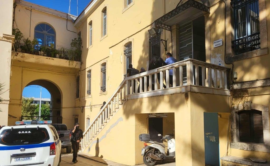 Οργάνωση Κρήτης: Προθεσμία ζήτησε ο ιερέας για την απολογία του σχετικά με τις κατηγορίες εκβιασμού και υφαρπαγής