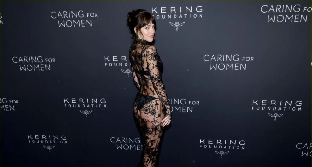 Ντακότα Τζόνσον: Η σέξι εμφάνιση της ηθοποιού σε φιλανθρωπική οργάνωση – Δείτε φωτογραφίες της