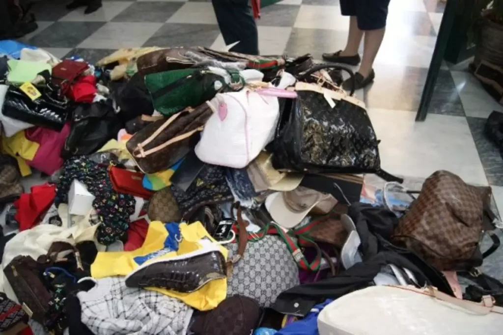 Συνελήφθησαν τρία άτομα για πώληση «μαϊμού» προϊόντων στην Χερσόνησο Κρήτης – Βρέθηκαν πάνω από 11.000 απομιμήσεις