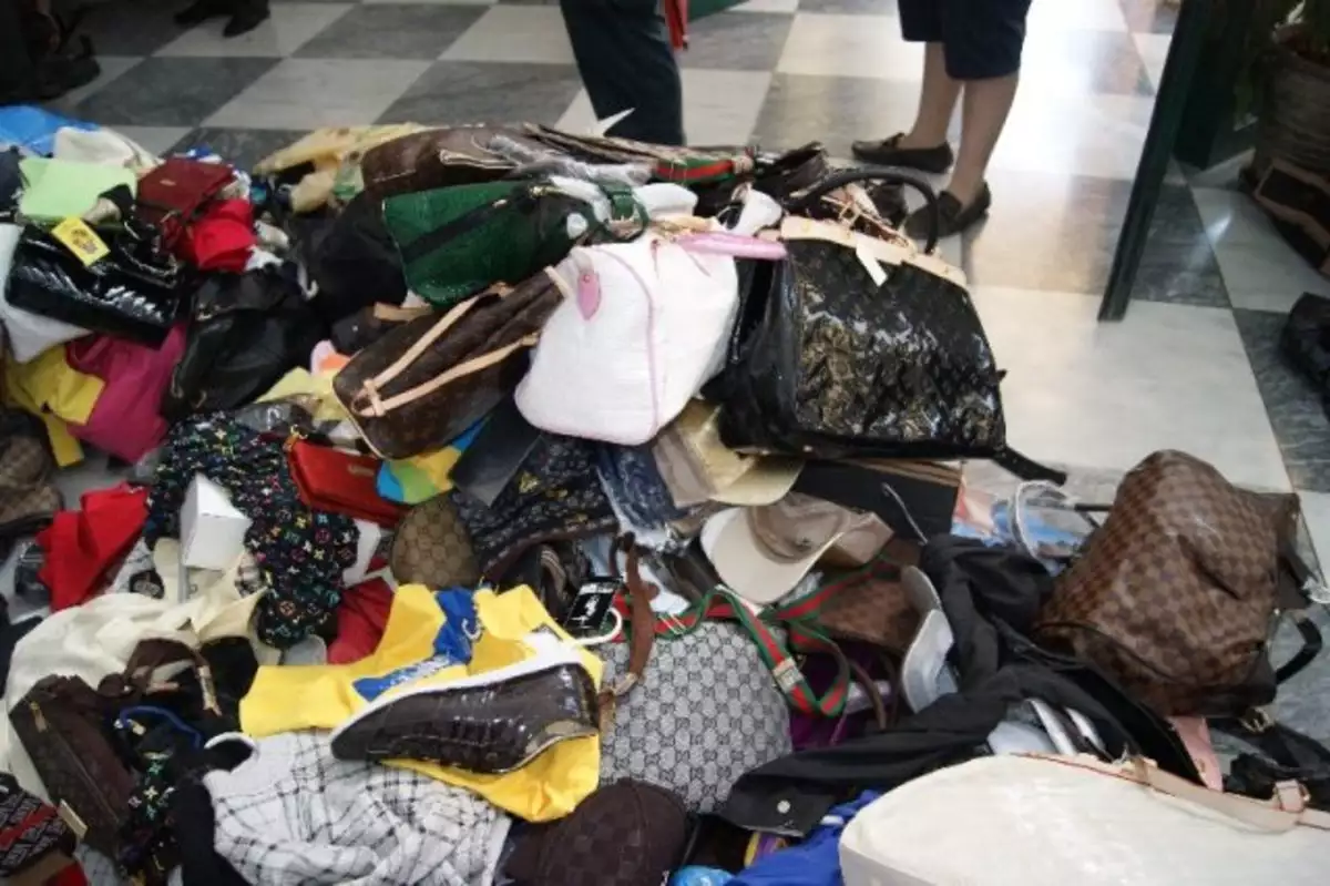 Συνελήφθησαν τρία άτομα για πώληση «μαϊμού» προϊόντων στην Χερσόνησο Κρήτης – Βρέθηκαν πάνω από 11.000 απομιμήσεις