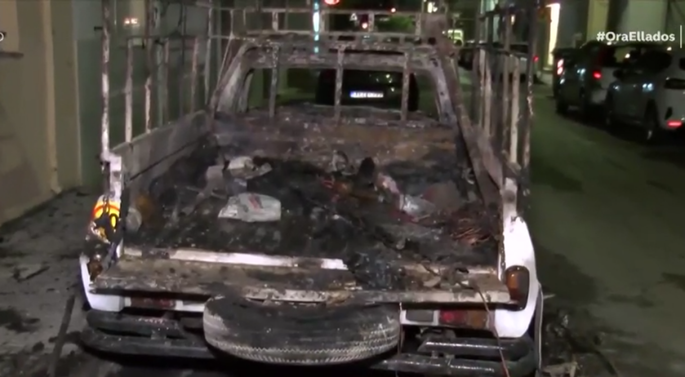 Πειραιάς: Οχήματα «τυλίχθηκαν» στις φλόγες – Οι Αρχές βλέπουν εμπρησμό πίσω από τις φωτιές (βίντεο)