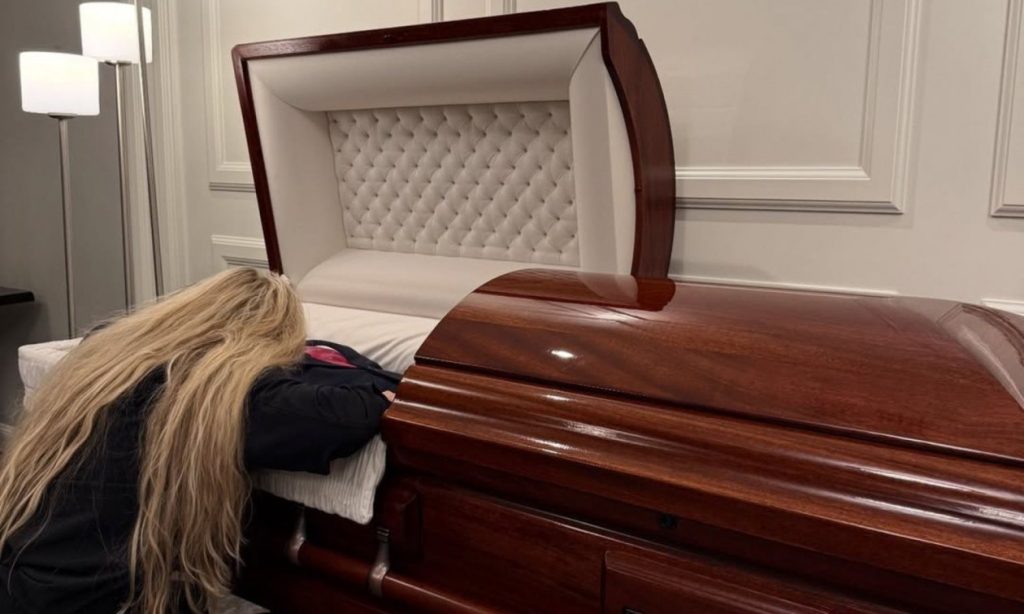 Τσάρλι Κερκ: Η στιγμή που η σύζυγός του καταρρέει πάνω στο φέρετρo – «Σ’ αγαπώ – Ο Θεός να σε ευλογεί» (βίντεο)