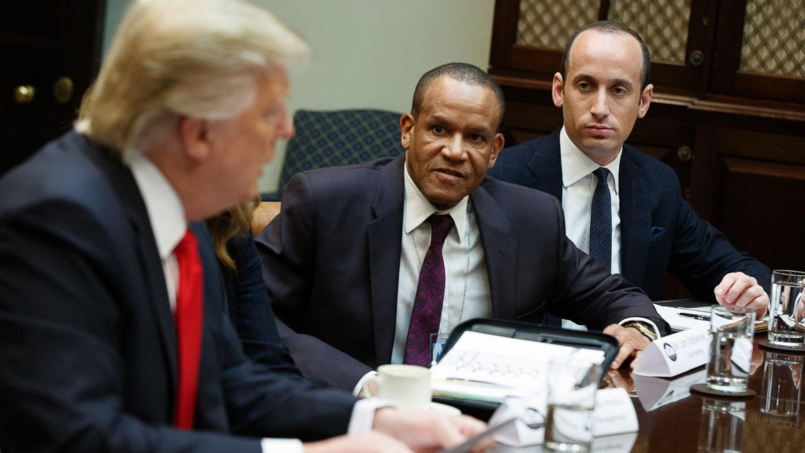 Σύμβουλος Τραμπ: «Θα διαλύσουμε όλους του οργανισμούς και τις ΜΚΟ που διαχέουν μίσος και βία στην κοινωνία  μας»