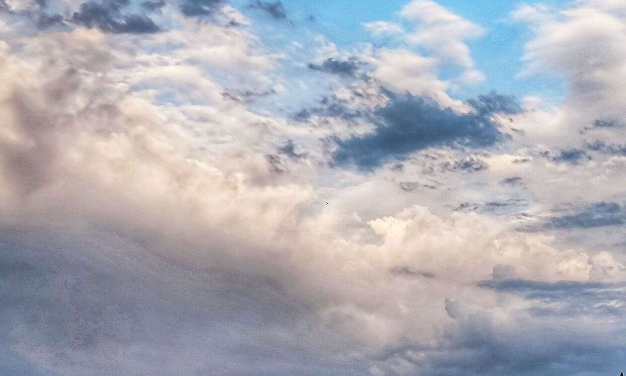 Καιρός: Mικρή πτώση του υδραργύρου αύριο – Τοπικές βροχές στα ορεινά της χώρας