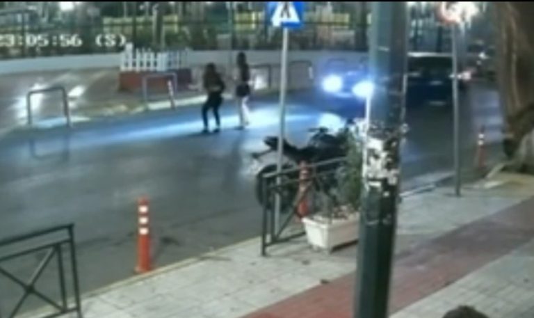 Καμίνια: H στιγμή που οδηγός παρασύρει με το όχημά του 16χρονη και την εγκαταλείπει αιμόφυρτη (βίντεο)
