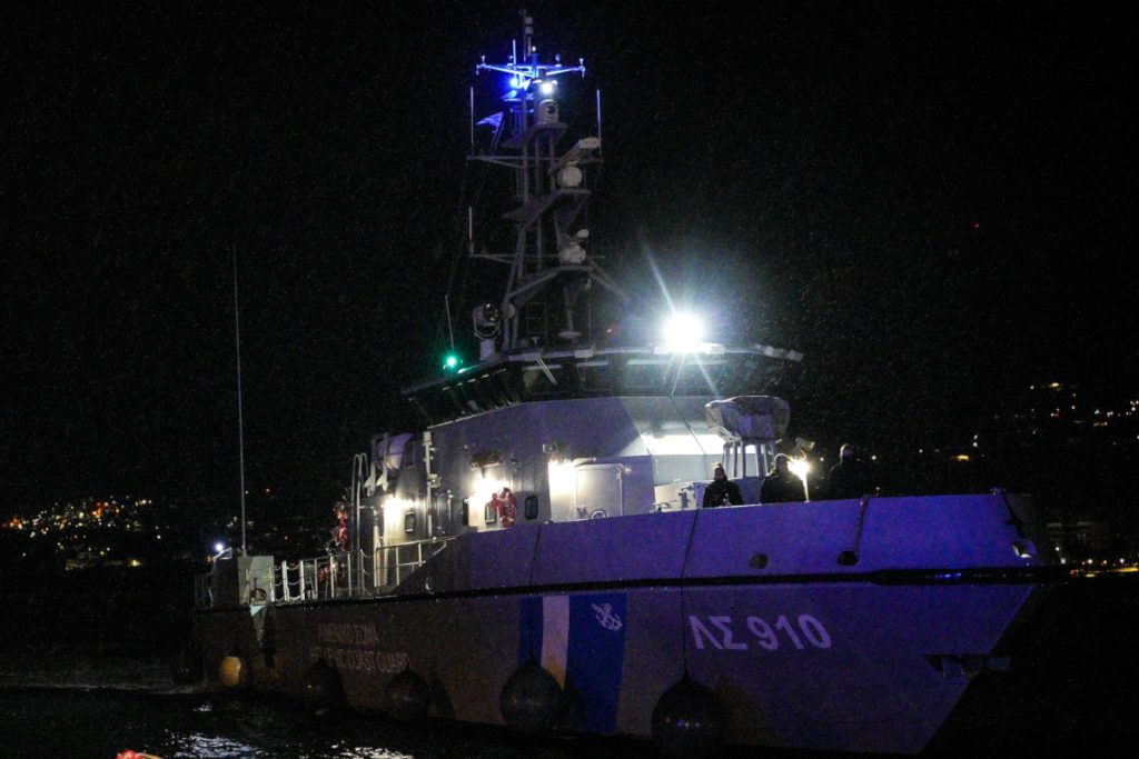 Θεσσαλονίκη: Καλά στην υγεία τους οι 5 επιβάτες του αλιευτικού που προσέκρουσε σε βράχια στον Θερμαϊκό