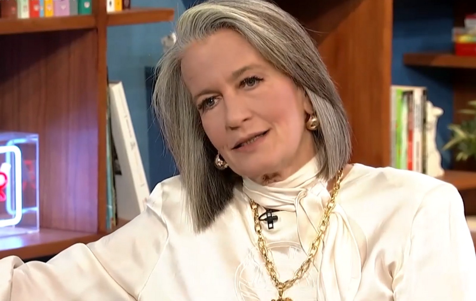 Λ.Παπαδάκη: «Δεν είμαι υπερπροστατευτική μητέρα – Τον γιο μου τον μεγάλωσα για να πετάξει»