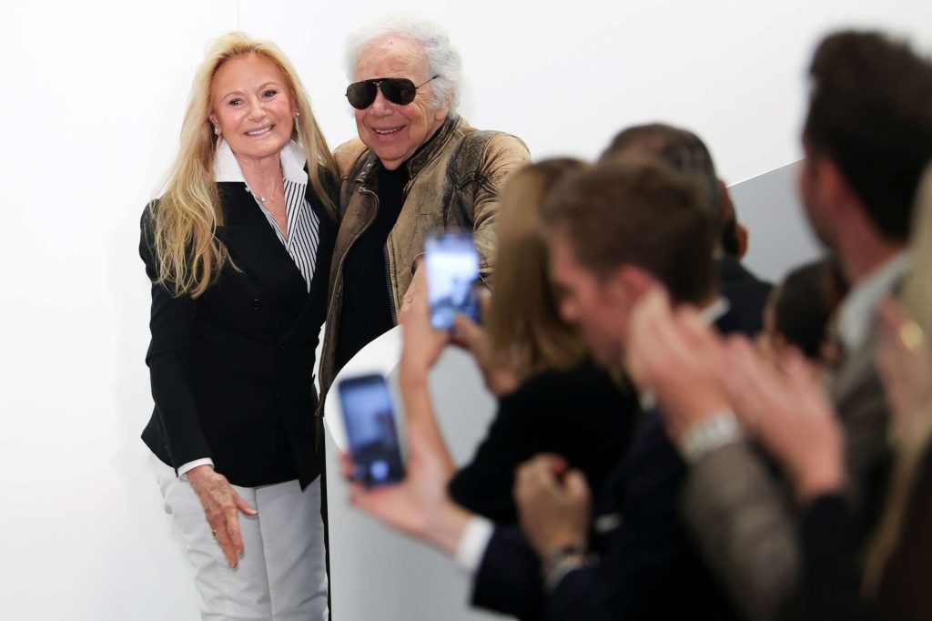 Ο Ραλφ Λόρεν χρειάστηκε την βοήθεια της συζύγου του για να περπατήσει κατά την εμφάνισή του στην Νέα Υόρκη (βίντεο)