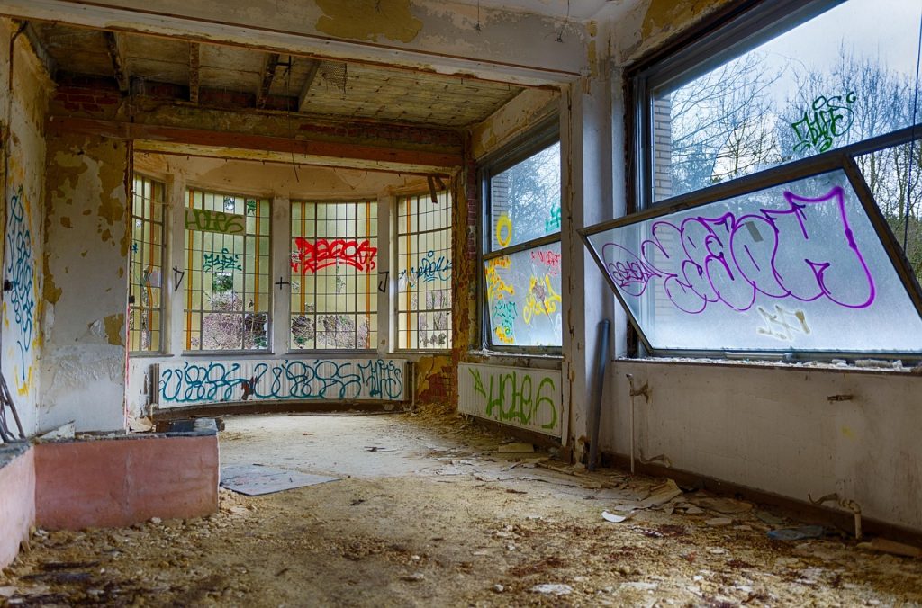 Άγριο ξύλο 12χρονου από συνομήλικούς του σε εγκαταλελειμμένο κτήριο της Πεντέλης – Στο νοσοκομείο ο ανήλικος