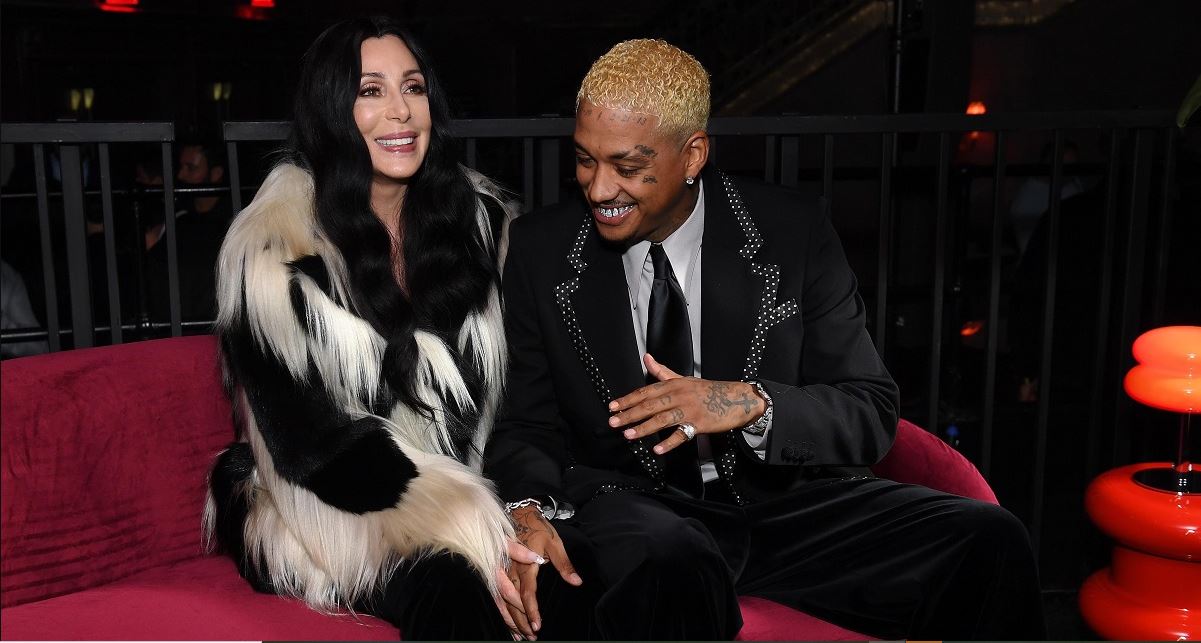 Σερ: Η 79χρονη ποζάρει ευτυχισμένη με τον κατά 40 χρόνια νεότερο σύντροφό της (φωτο)