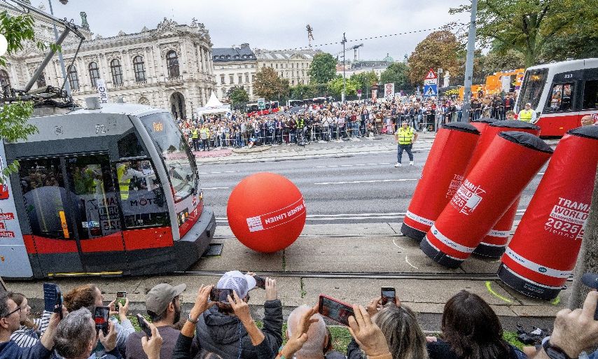 Στην Αυστρία το πρώτο Παγκόσμιο Πρωτάθλημα Οδηγών Τραμ: Διαγωνίστηκαν σε δοκιμασίες κέρλινγκ και… μπόουλινγκ