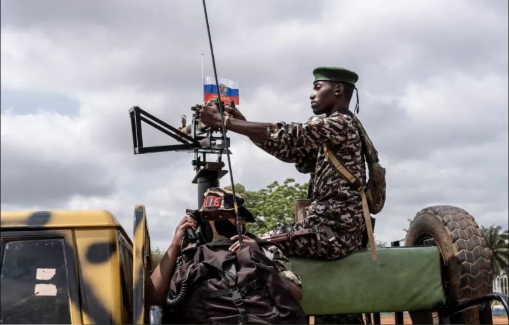 Αφρικανοί στρατιώτες των ρωσικών δυνάμεων πανηγυρίζουν μετά την νίκη τους κατά των Ουκρανών – Δείτε βίντεο