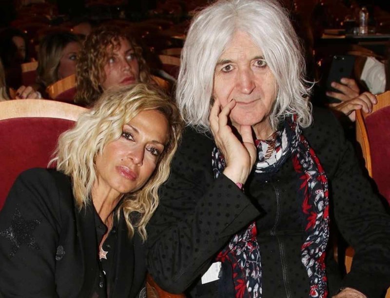 Το γράμμα της Α.Βίσση στον Ν.Καρβέλα πριν ανέβει στη σκηνή: «Θα τον περιμένω για όσο χρειαστεί» (Βίντεο)