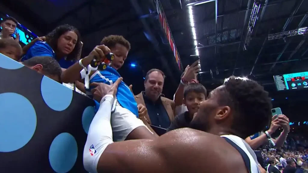 Δακρυσμένος ο Γ.Αντετοκούνμπο: Αγκαλιά με τα παιδιά του μετά το τέλος του «μικρού» τελικού του Eurobasket 2025