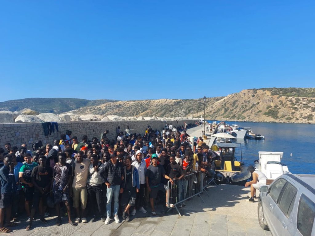 «Έκρηξη» Λιμενικών: «Έχουν γεμίσει Γαύδος και Αγυιά από παράνομους μετανάστες – Κάνουμε τους τραπεζοκόμους»