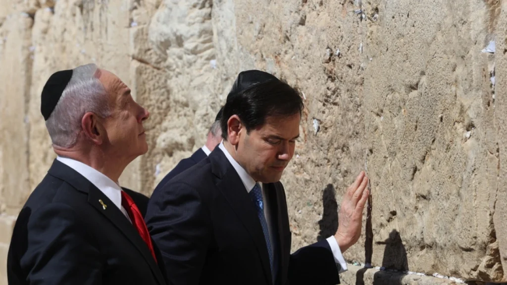 Στο Τείχος των Δακρύων Μ.Νετανιάχου – Μ.Ρούμπιο: «Η συμμαχία ΗΠΑ–Ισραήλ είναι ανθεκτική όπως οι πέτρες του Τείχους»