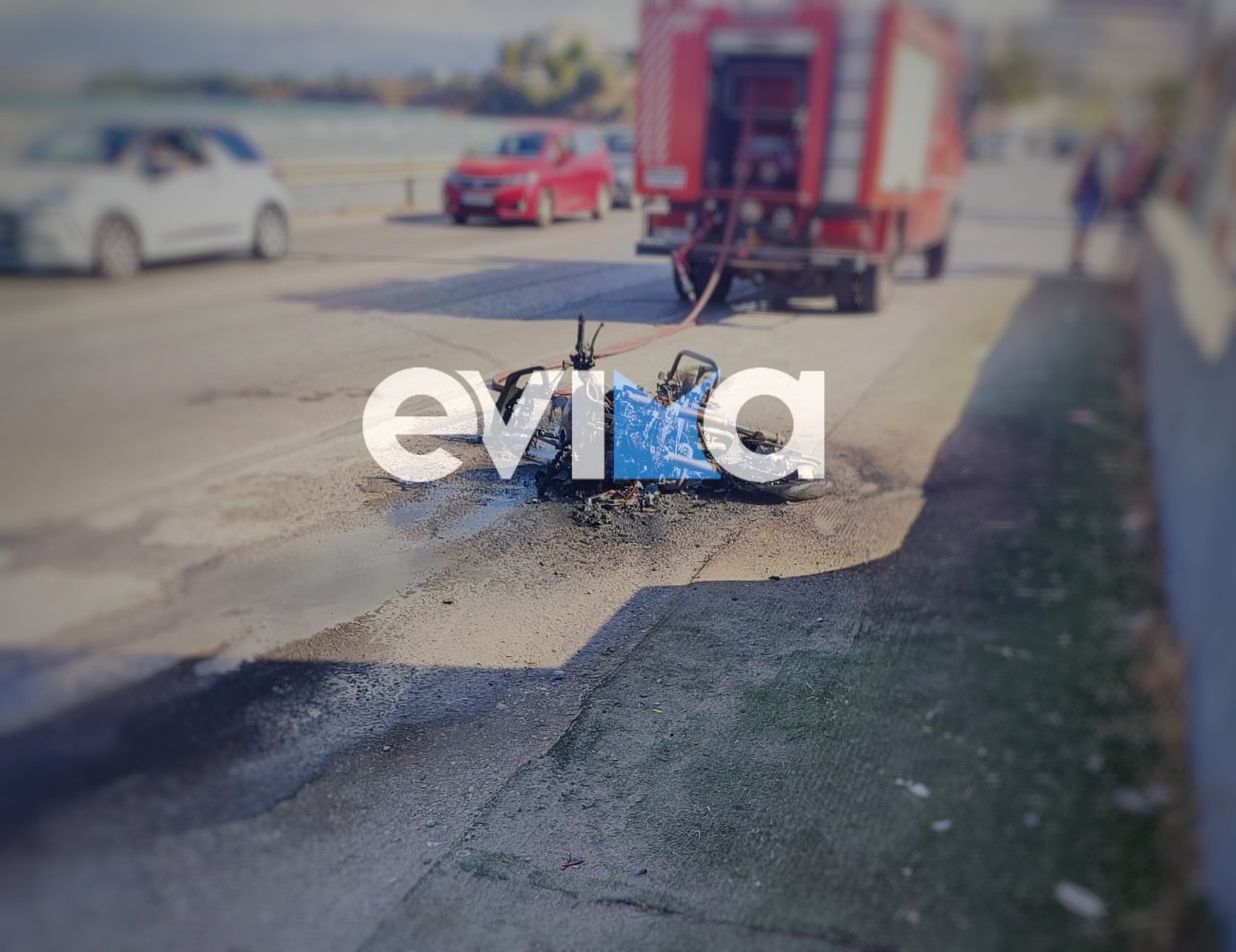 Χαλκίδα: Μηχανή βγήκε εκτός δρόμου και πήρε φωτιά – Νεκρός ο οδηγός