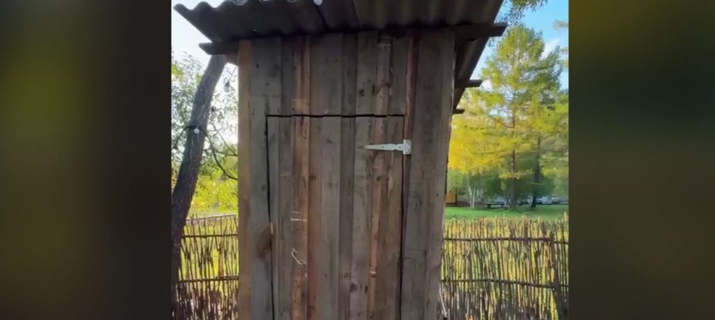 Ρωσίδα έμεινε έκπληκτη με το εσωτερικό της τουαλέτας «παράγκας» της γιαγιάς της – Δείτε βίντεο