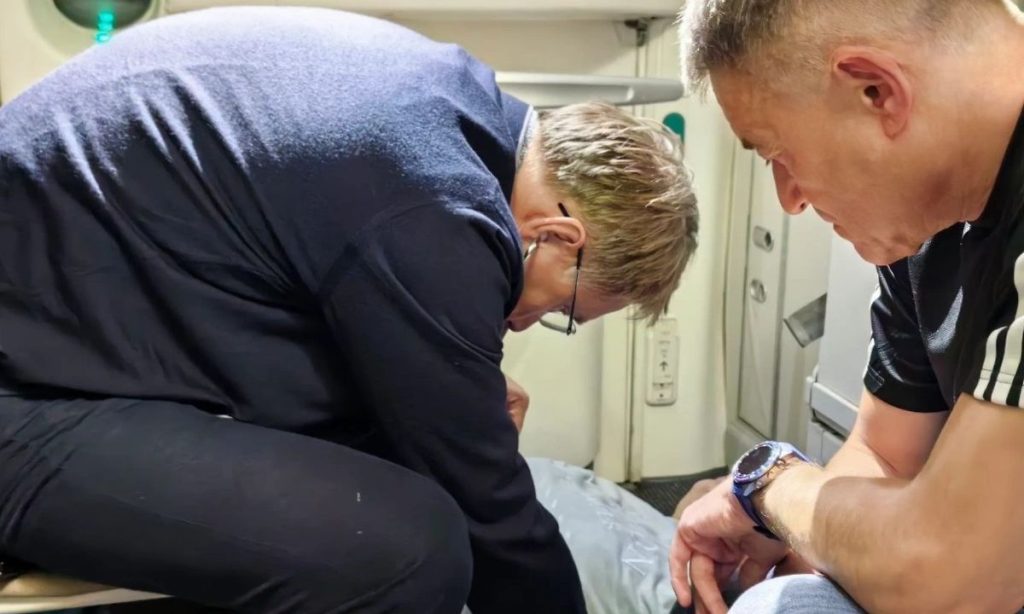 Βίντεο: H στιγμή που ο υπουργός Υγείας της Ρωσίας προσφέρει τις πρώτες βοήθειες σε επιβάτη στη διάρκεια πτήσης