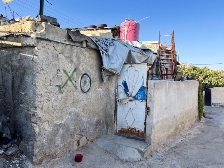 Δαμασκός: Από τις γειτονιές…στις γραμμές μετρό – Διώχνουν Αλαουίτες απο τα σπίτια τους με σύμβολα στον τοίχο