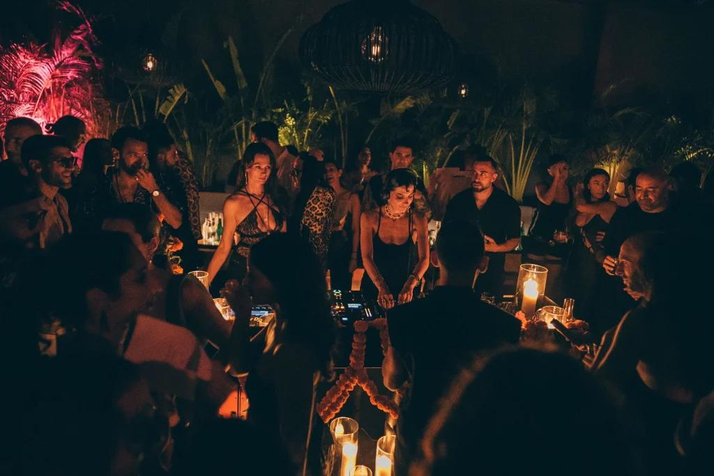 Πάρτι «Porta Potty» στο Ντουμπάι: Ποιος είναι ο οδηγός λεωφορείου που «παγιδεύει» γυναίκες από την Ουγκάντα