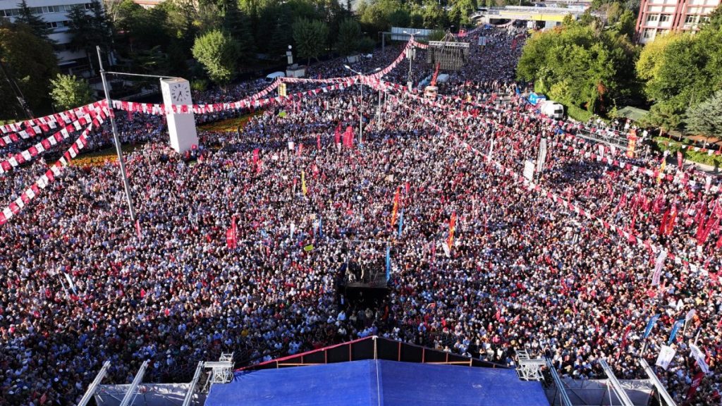 Τουρκία: Mαζικές διαδηλώσεις μετά από κάλεσμα του CHP στην Άγκυρα – «Ρ.Τ.Ερντογάν παραιτήσου»