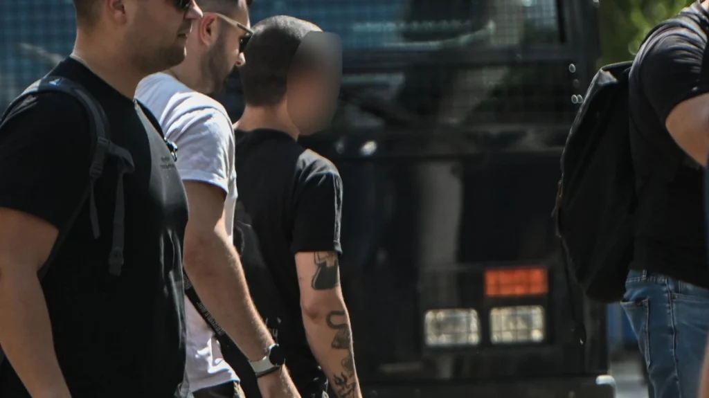 Γιάννης Μάλαμας: Αναβολή στη δίκη του γιου του τραγουδιστή – Ελεύθερος ως 18 Σεπτεμβρίου μετά την απολογία του