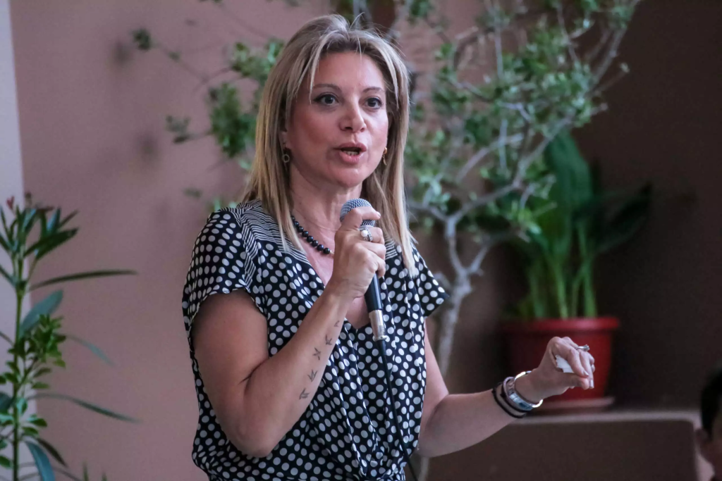 Μ.Καρυστιανού: «Ντροπή στους δικαστές – Δεν επιτρέπουν την εκταφή των παιδιών μας»