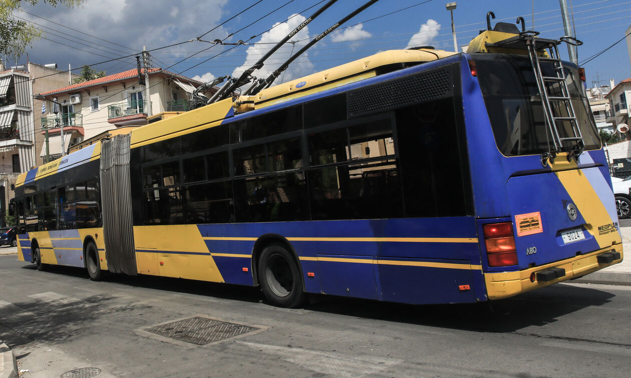 Άγιος Ιωάννης Ρέντης: Οδηγός τρόλεϊ έπεσε θύμα άγριας επίθεσης – Τον εξύβρισαν και τον γρονθοκόπησαν