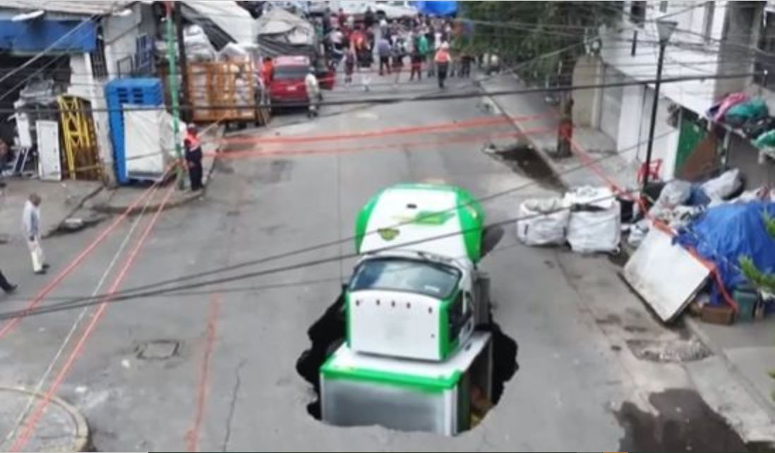 Τεράστια τρύπα σε δρόμο του Μεξικού «κατάπιε» φορτηγό (βίντεο)