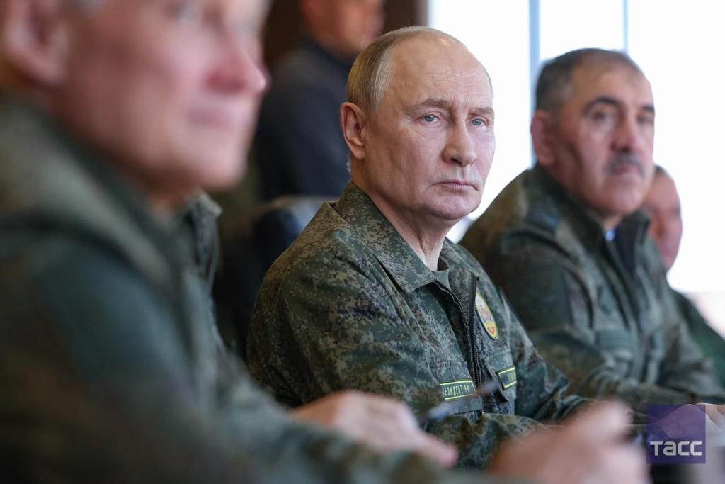 Μήνυμα από Μόσχα σε ΝΑΤΟ: Με στρατιωτική παραλλαγή ο Ρώσος πρόεδρος Β.Πούτιν στην άσκηση Zapad-2025